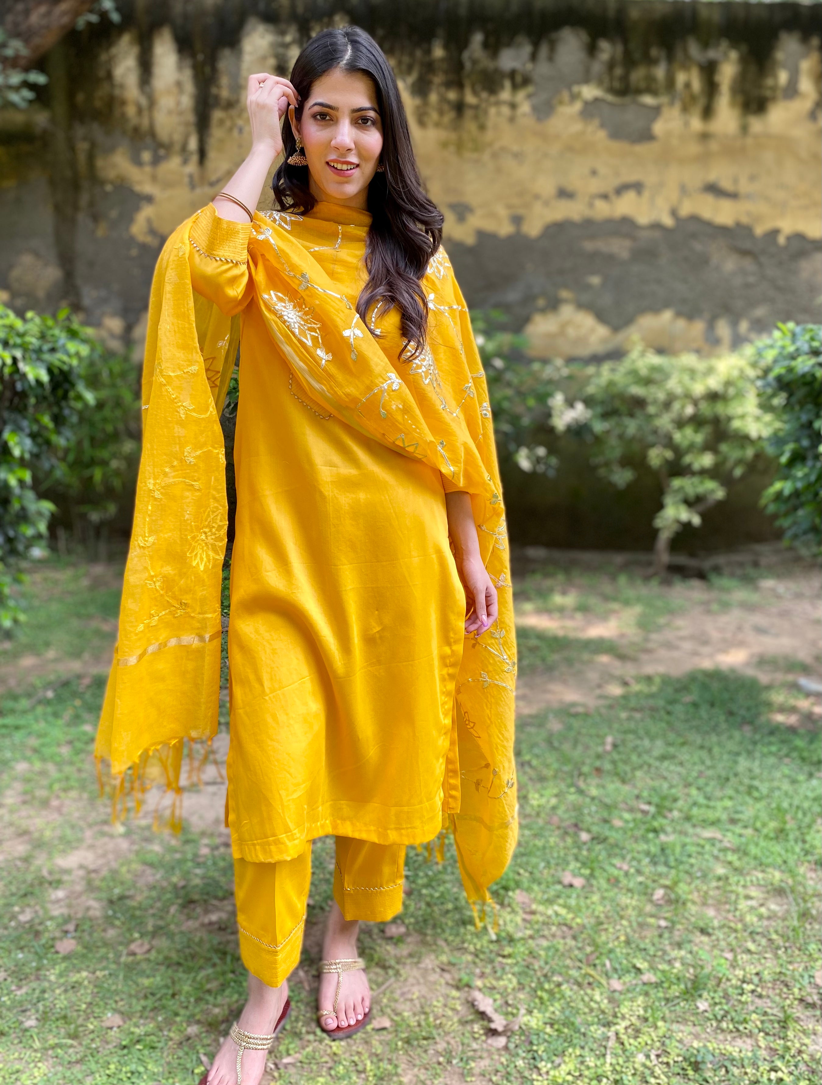 Ochre yellow gota work set